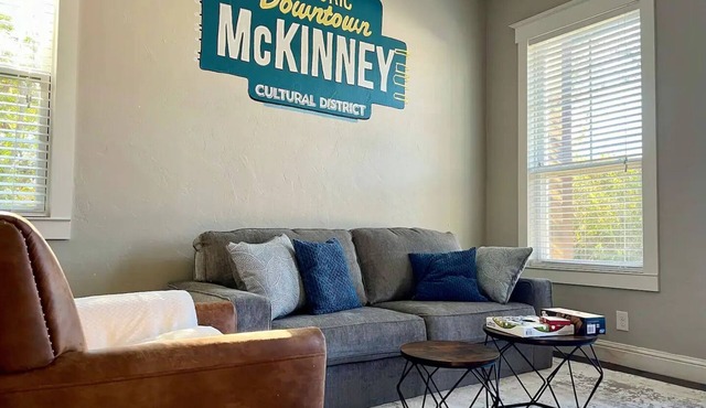 🏡 Downtown Stroll Retreat — Park Views & Perfect Location!