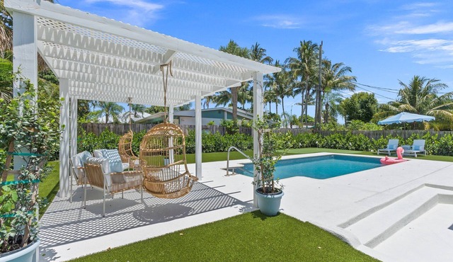 🌴 Downtown Stuart’s Blue Palm Villa🌴 -3 🛌/2🛀 Pool Home w/putting green⛳️