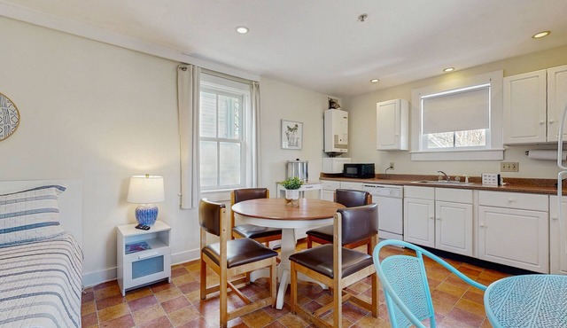 Downtown studio w/full kitchen - walk to Bay and shops!
