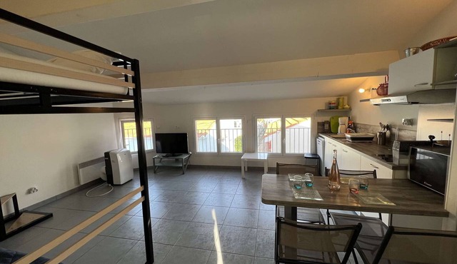 Downtown Studio with Mezzanine, Sleeps 4, 150m from Beach, 100m to Shops