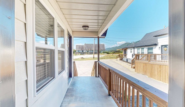 Downtown studios with full kitchen, BBQ area, firepit, fast WiFi, streaming, AC