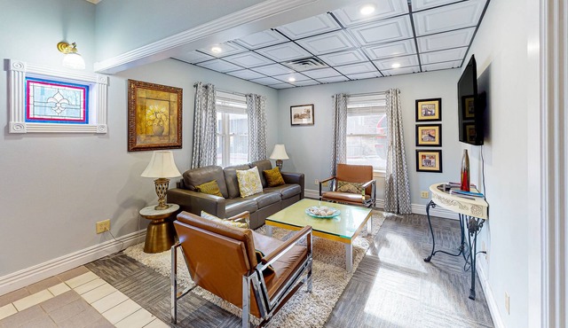 Downtown suite with central air conditioning, WiFi - near everything