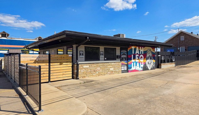 Downtown Tahlequah! Amazing Patio, Walkable to Restaurants/Bars, Wi-Fi +n