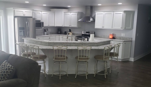 Downtown Tell City Upstairs Rental 2 Bed 2 Bath Wifi 30 minutes to Holiday World