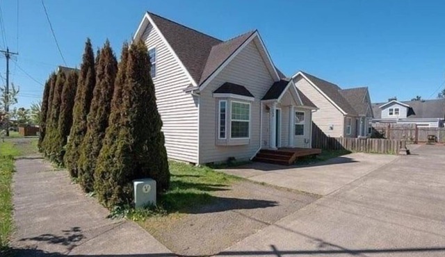 Downtown Tillamook Home - Close to the beach and Pet-Friendly