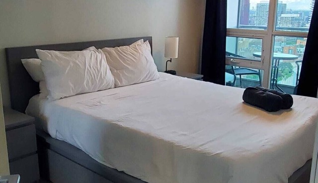 Downtown Toronto 2BR/2BA | Unbeatable Lake & City Views | Free Parking!