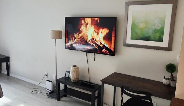 Downtown Toronto Condo Suite Near Waterfront - Free Parking & Transit Nearby