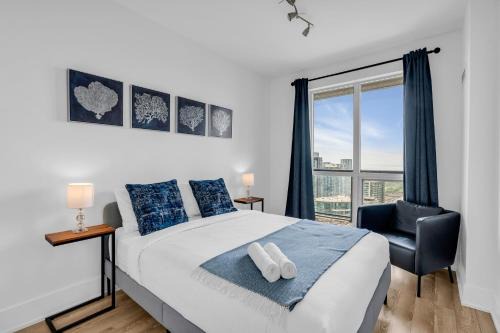 Downtown Toronto Skyline Suite With Free Parking