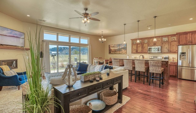 Downtown Townhome next to River, Yamaguchi Park, & Downtown Fun! Fireplace, Garage, Patio