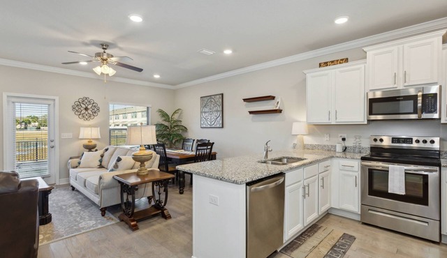 Downtown Townhome l Community Pool l Great for Families l 10 Minutes to NAS Pensacola l Fast WiFi