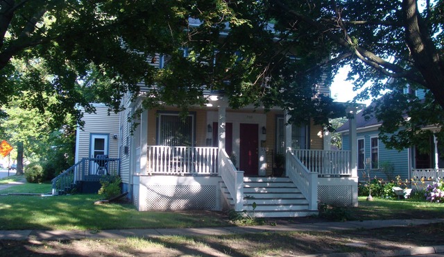 Downtown townhouse 3.5 blocks to the beach!