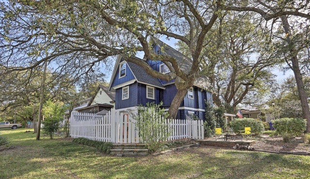 Downtown Treehouse Cottage~Pet Friendly~Walk to Shops Dining & Waterfront
