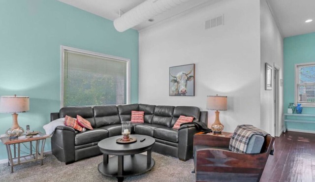 Downtown Unique House w/2 Apartments-5bdrms/4bths
