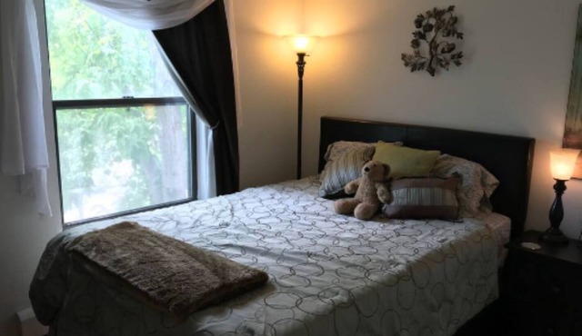 Downtown, Upscale PEARL ST!
