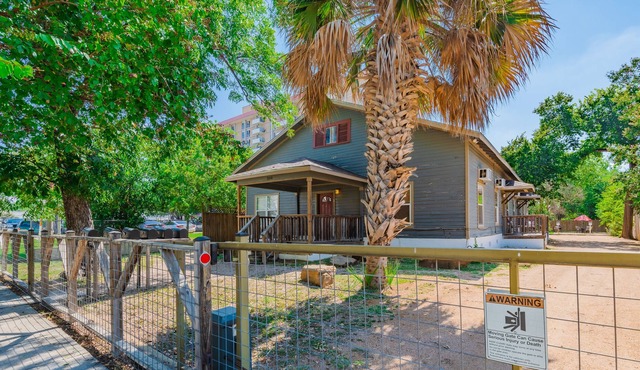 Downtown Urban Apartment Close to Alamo,Riverwalk,and Restaurants