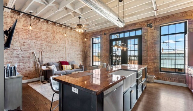 Downtown Urban Loft above Restaurant