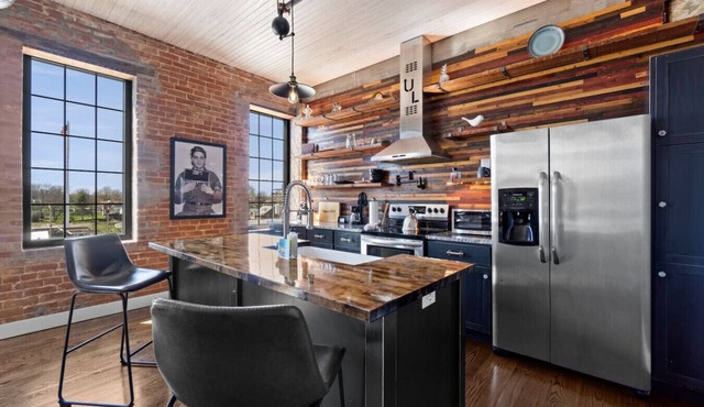 Downtown Urban Loft above Restaurants