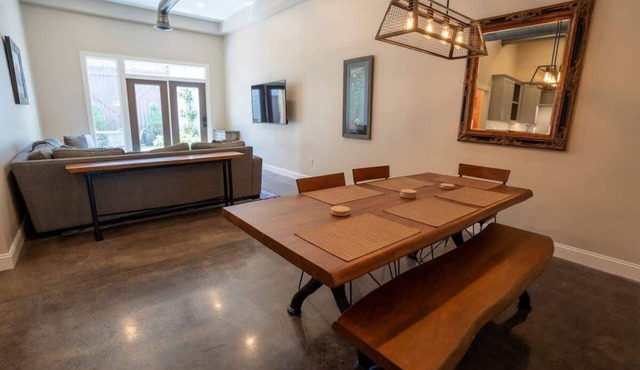 Downtown Urban Retreat~ 6 Beds ~Perfect for Groups