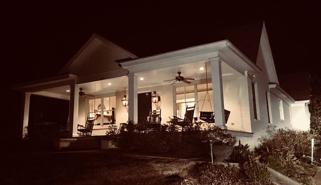 Downtown Van Buren House- University on one side- Square on the other- sleeps 8