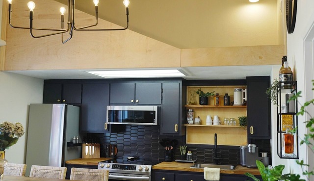 Downtown Vaulted Luxe Haus-near Napa. Walk Downtown. Pet-Friendly!