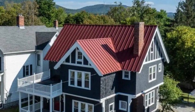 Downtown Victorian Home. Close to hiking, lakes, ski. Dog-Friendly!