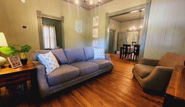Downtown Victorian + Wi-fi. Pets Welcome. Couple Block From Parks / Downtown.