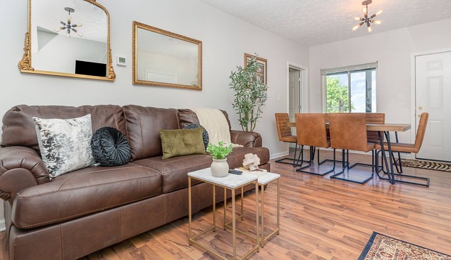 Downtown Views- 4 Minutes to Downtown