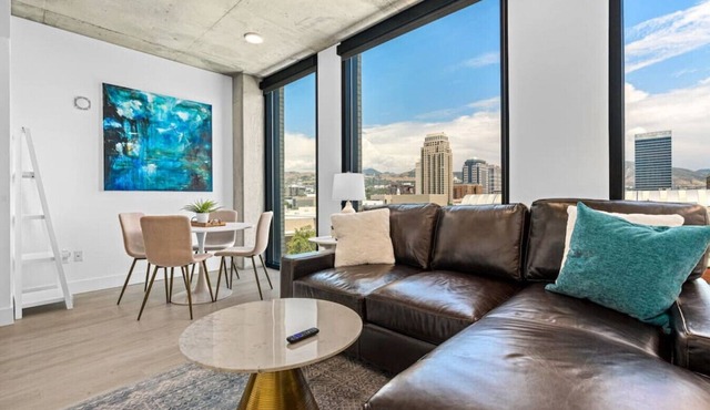 Downtown views! Amazing pool/gym/hottub Luxury apt