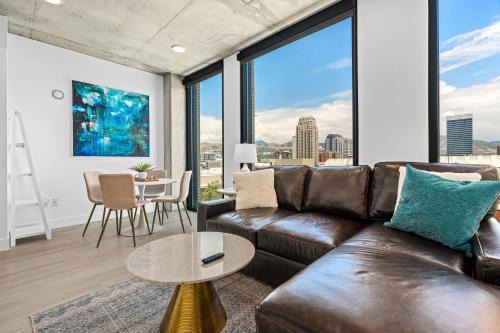 Downtown views! Amazing pool gym hottub Luxury apt