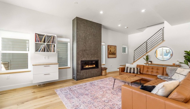 Downtown Views Deluxe 5/4+ Rooftop Hot Tub!