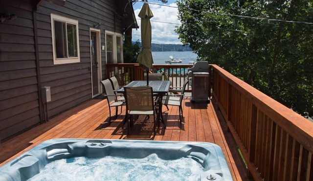 Downtown w/Views, Hot Tub Overlooking the Lake and Steps to Tubbs Hill