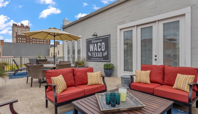 Downtown Waco retreat! 2 blocks to Magnolia Silos! Huge private balcony!