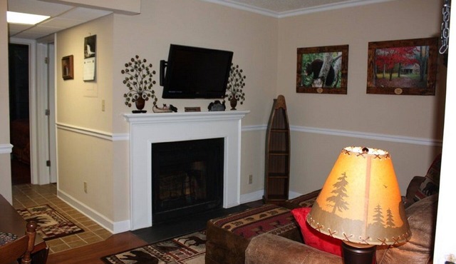 Downtown! Walk to downtown! Fireplace! Indoor Heated Pool! Free Parking!