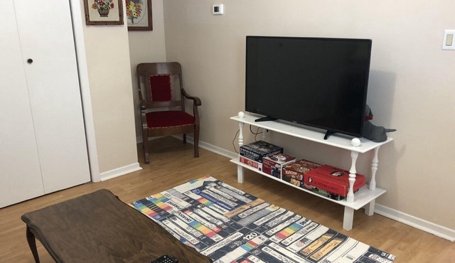 Downtown walkable to restaurants, bars public transportation and the waterfront.