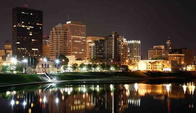 DOWNTOWN WATERFRONT | FAST WIFI + FREE PARKING