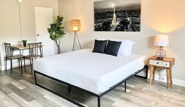 DOWNTOWN WATERFRONT | KING BED | FREE PARKING