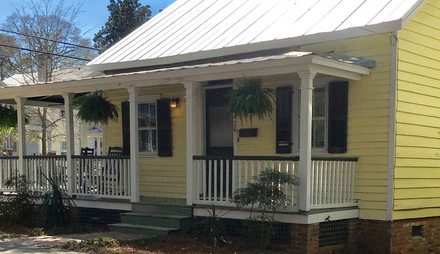 Downtown Wilmington Cottage in Historic District! 2 blocks antique district.WiFi