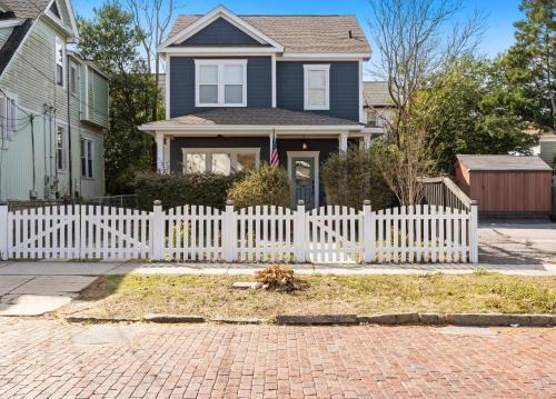 Downtown Wilmington Walk to Riverwalk & Live Oak Villa