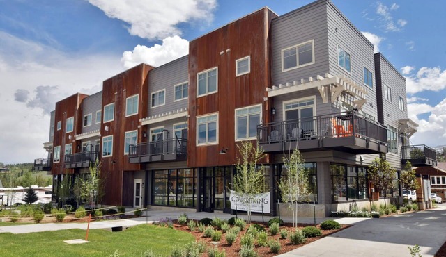 Downtown WP Loft 14 I Hot Tub I Great Views I Bunk Beds I Discounted Attractions