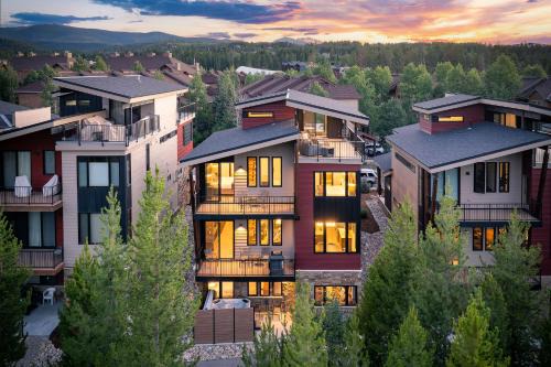 Downtown WP River Front Chalet 112 I Roof Top Hot Tub I Great Views I Activity Program
