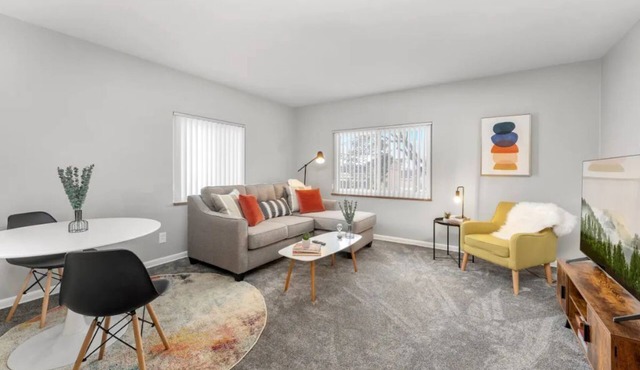 Downtown Wyandotte, Clean and Cozy!