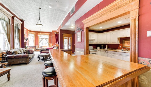 Downtown Yankton Suite: Walk to Restaurants!
