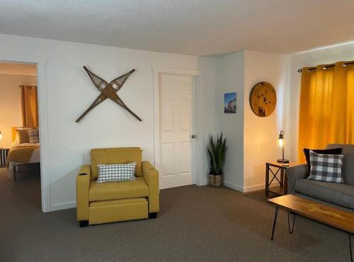 Downtown Yellow Room at Villages on Aurora