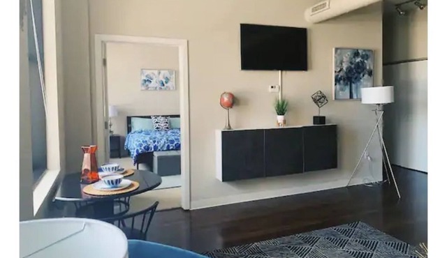 Downtowns 1st Skyscaper!Cozy home w/Gym & Parking!