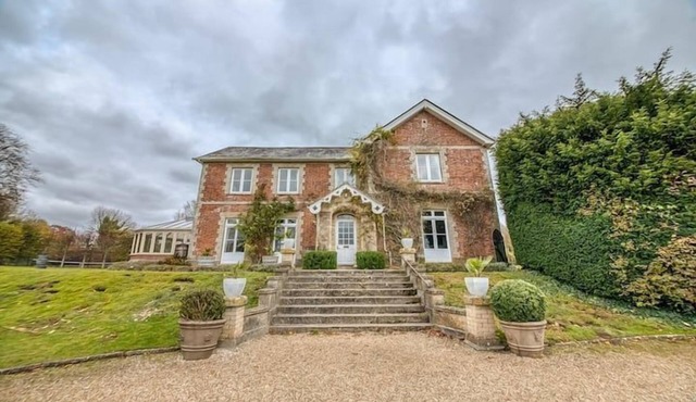 DOWNWOOD VINEYARD MANOR HOUSE - SLEEPS 16 | CELEBRATION HOUSE | HOT TUB | SWIMMING POOL | TENNIS COU