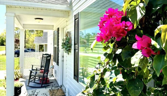 Doxie Cottage - Close to WEC, Springs, and More!