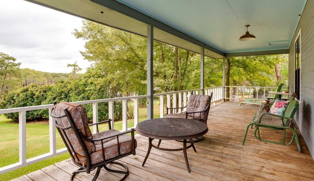Doyline Cottage with Large Porch and Lake Access!