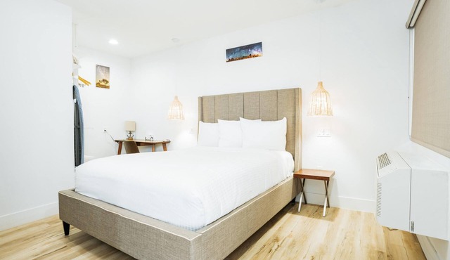 DQ - Deluxe Room, 1 Queen Bed, Non Smoking