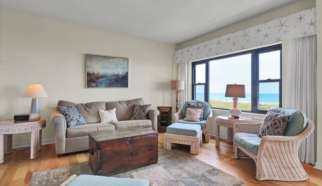 DR 2204–Lovely oceanfront condo featuring easy beach access, pool and tennis