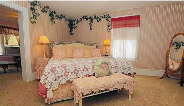Dr. Hertich House was built in 1850 & is in the heart of historic Ste. Genevieve